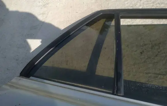 Toyota Avensis T250 Rear vent window glass 