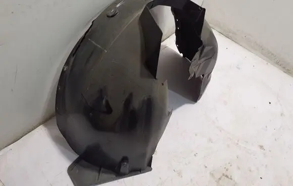 Front wheel arch liner splash guards