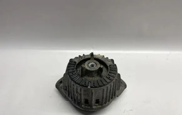 Mercedes-Benz CLS C218 X218 Engine mount bracket A2122404217 2122404217