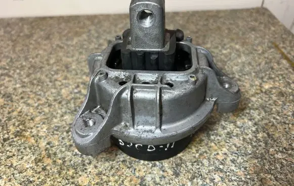BMW 5 F10 F11 Engine mount bracket 6785602 240911