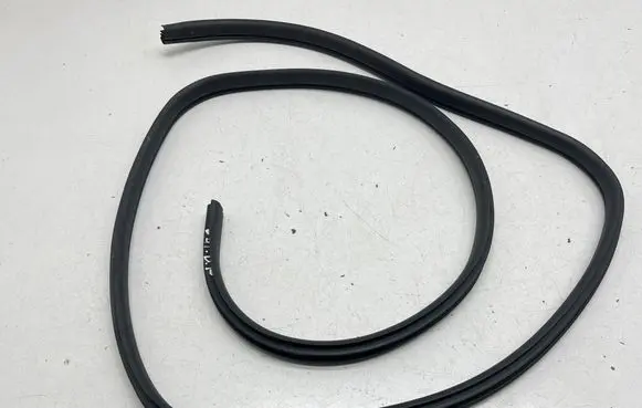 Subaru Outback (BT) Front door rubber seal 63571AN00A