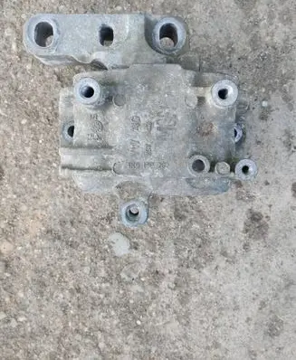 Engine mount bracket