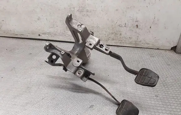 Audi 80 90 B2 Pedal assembly 811721115A
