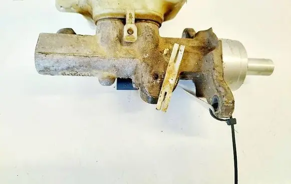Volkswagen Golf V Master brake cylinder 