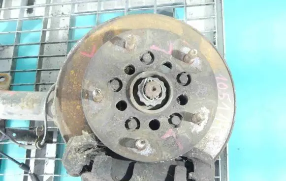 Front wheel hub spindle knuckle