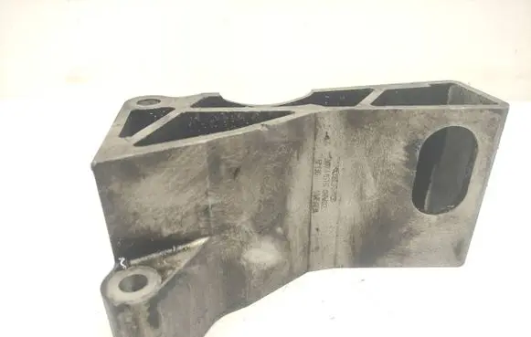 Volvo XC90 Engine mounting bracket 30741576 08W02