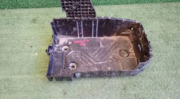 Opel Mokka B Battery box tray 9823533180