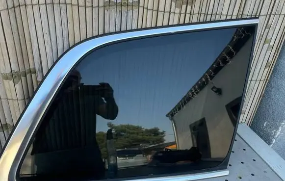 Volvo XC90 Side middle window/glass 