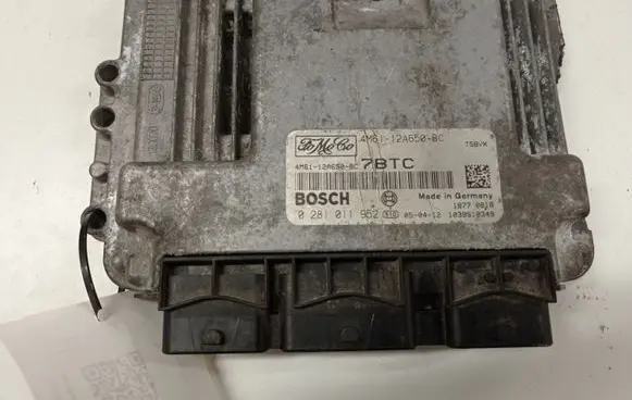 Mazda 3 I Engine control unit/module 4M6112A650BC 0281011952