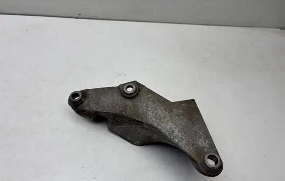 Engine mounting bracket