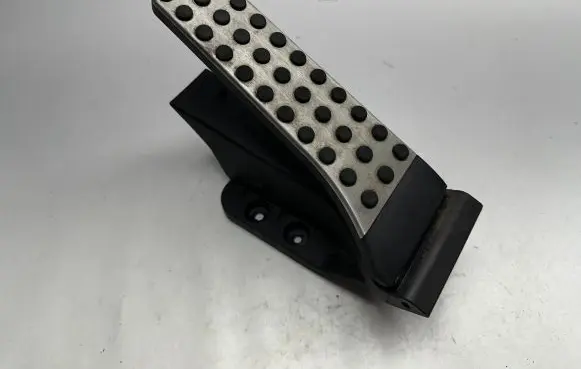 Mercedes-Benz CLS C218 X218 Accelerator throttle pedal A2043000204