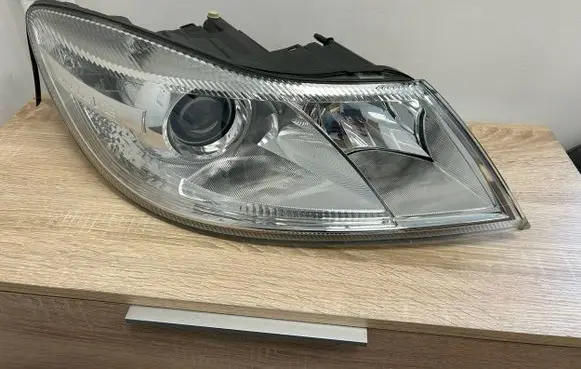 Skoda Octavia Mk2 (1Z) Headlight/headlamp 1Z1941018S 1EL247052