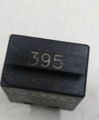 Volkswagen PASSAT B5 Hazard warning light relay 8Z0951253