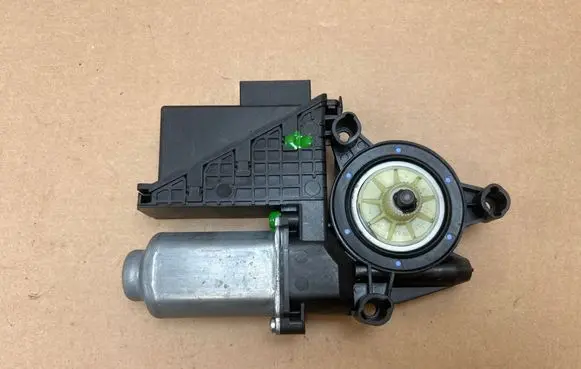 Volkswagen Polo IV 9N3 Front door window regulator motor 6Y2959802