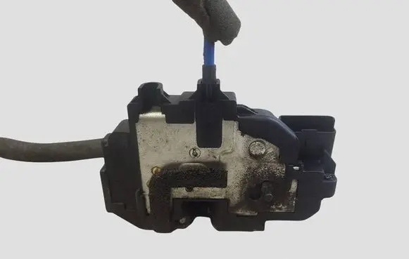 Nissan Qashqai+2 Rear door lock