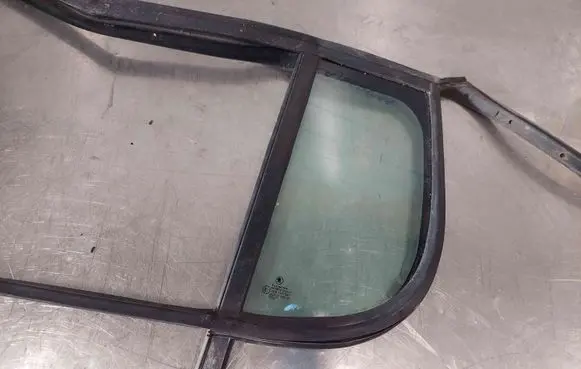 Skoda Octavia Mk1 (1U) Rear side window E000199 43R001583