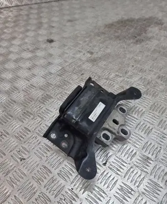 Volkswagen PASSAT B8 Engine mount bracket 3Q0199555J