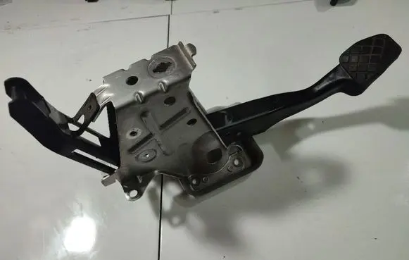 Skoda Octavia Mk2 (1Z) Brake pedal 1K1721057N