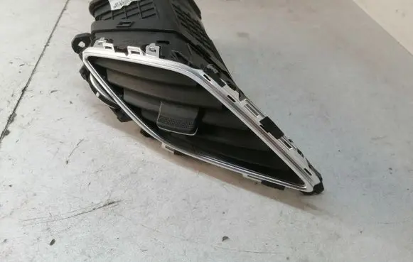 Hyundai i40 Dash center air vent grill U09D02