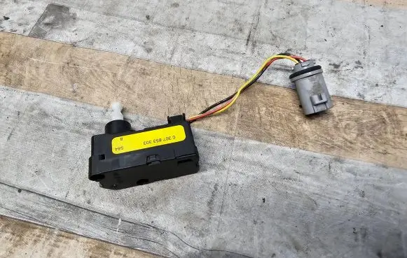 Toyota Corolla Verso AR10 Headlight level adjustment motor 0307853303
