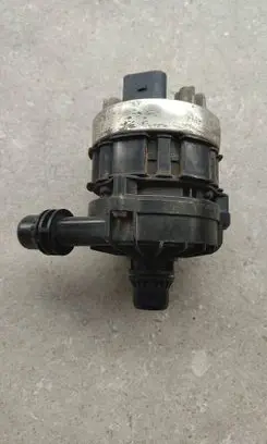 Mercedes-Benz C W205 Water pump A0005000801