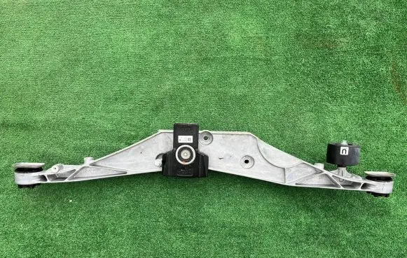 BMW X1 F48 F49 Rear differential/diff mount bracket 6852896 3336