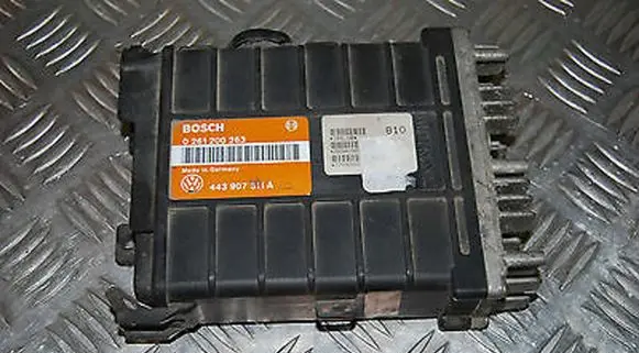 Volkswagen PASSAT B4 Engine control unit/module 0261200263