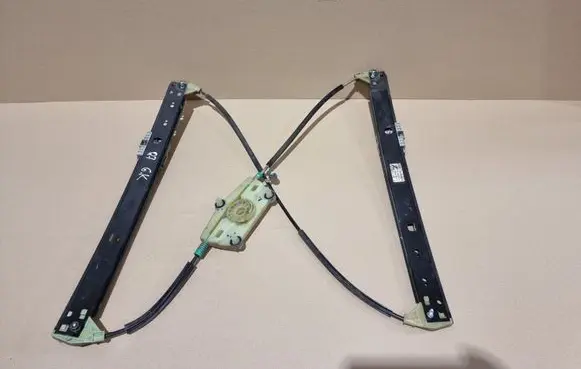 Rear door manual window regulator