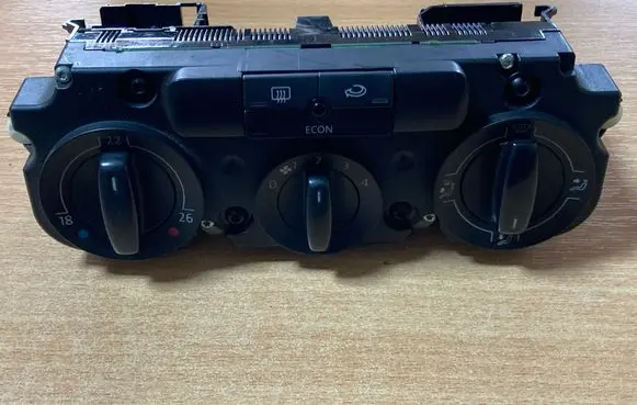 Volkswagen Touran I Climate control unit