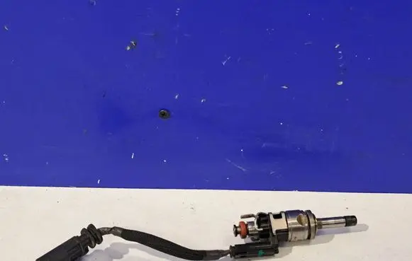 Volvo XC60 Fuel injector 31432778