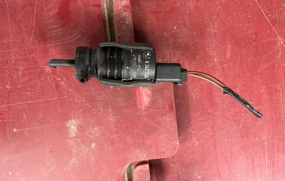 BMW 3 E46 Headlight washer pump 6362154