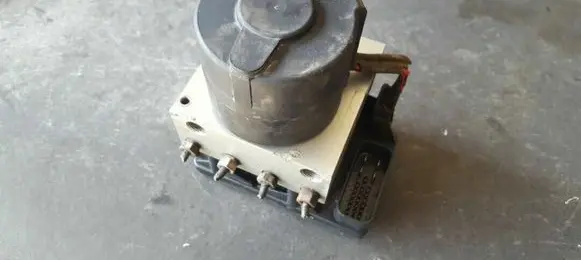 Volkswagen Golf III ABS Pump 3A0907379