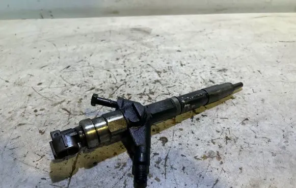 Nissan X-Trail T30 Fuel injector 16600AU600 17646