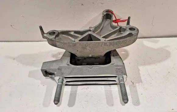 Opel Mokka B Engine mount bracket 9826551380