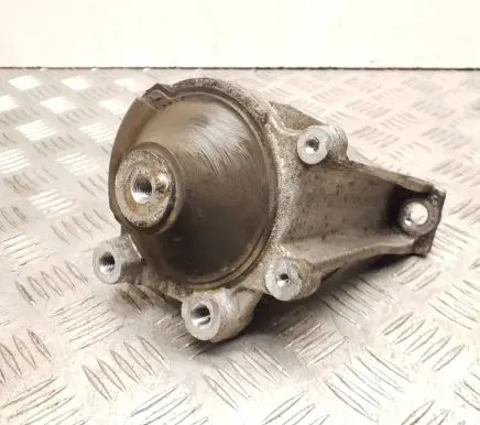 Honda CR-V Engine mount bracket