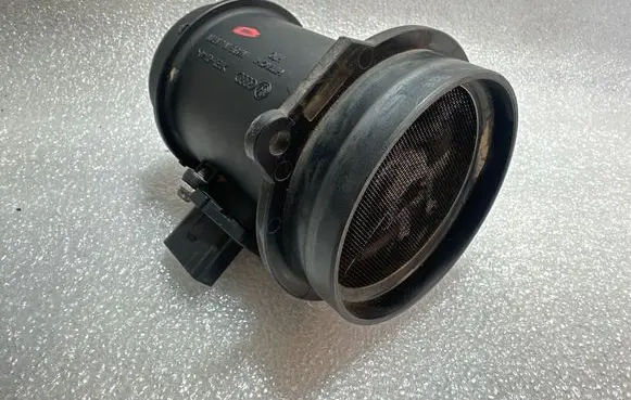 Volkswagen PASSAT B6 Mass air flow meter PBTGF40