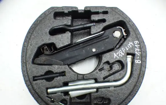 Audi A3 S3 8P Tool set 1K0012115F