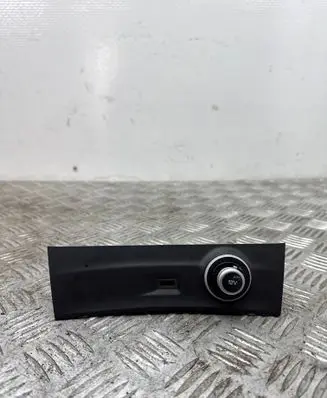 Alfa Romeo Stelvio USB socket connector 00505493820 16949A0 03270