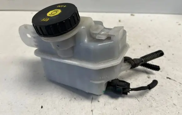 Opel Mokka Brake fluid reservoir 