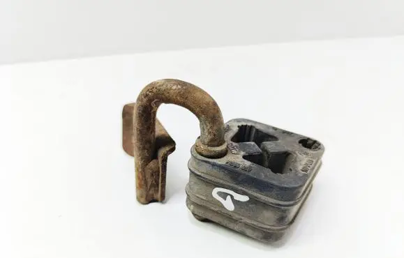 BMW 1 E82 E88 Muffler mount bracket/holder 7589950