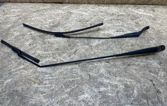 Front wiper blade arm