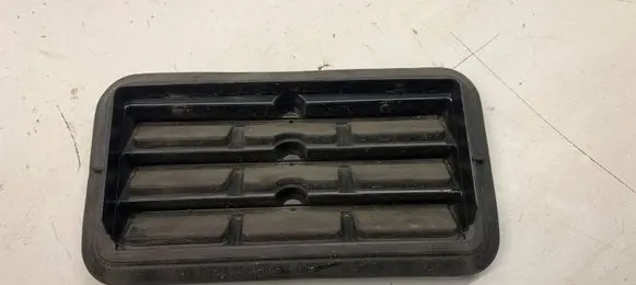 Quarter panel pressure vent