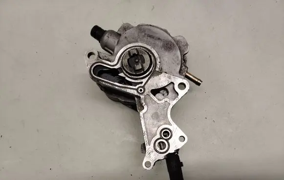 Volkswagen PASSAT B5 Vacuum pump 038145209A