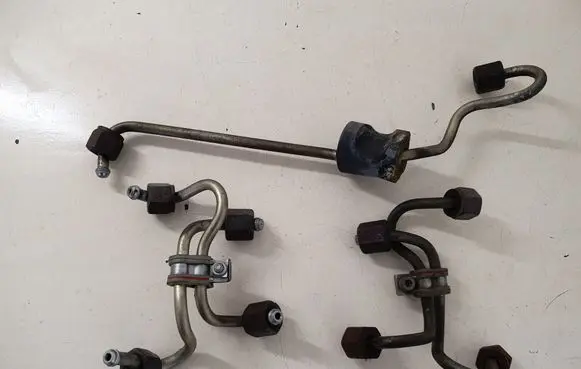 Fuel injector supply line/pipe