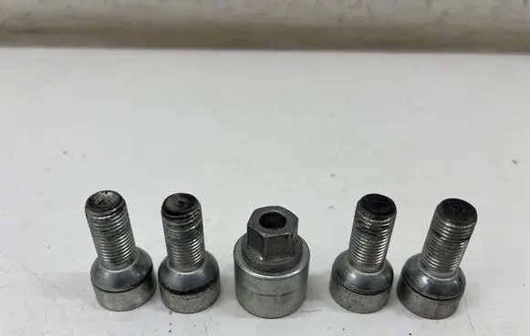 Cupra Leon Anti-theft wheel nuts and lock 
