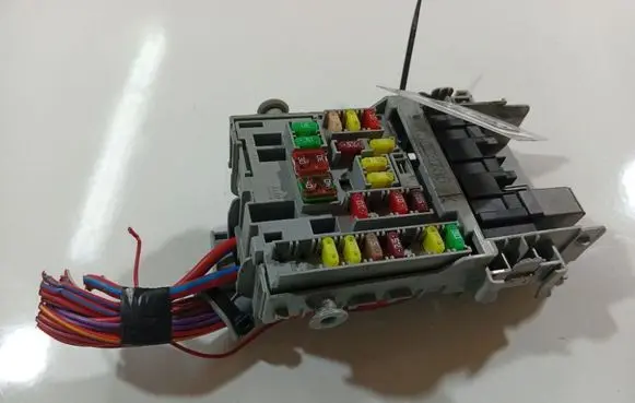 Opel Astra J Fuse box set 13222786