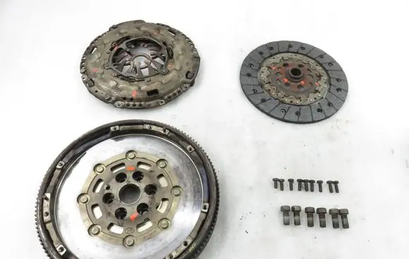 Volkswagen PASSAT B6 Dual mass flywheel 323064110 123042610