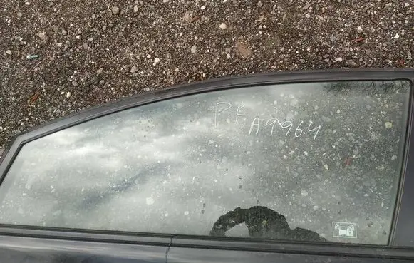 Honda Civic Front door window glass four-door as2