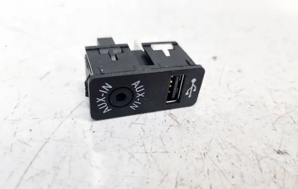 BMW 3 F30 F35 F31 USB socket connector 8410922924603