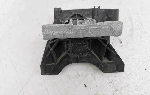 Peugeot 3008 II Engine mount bracket
